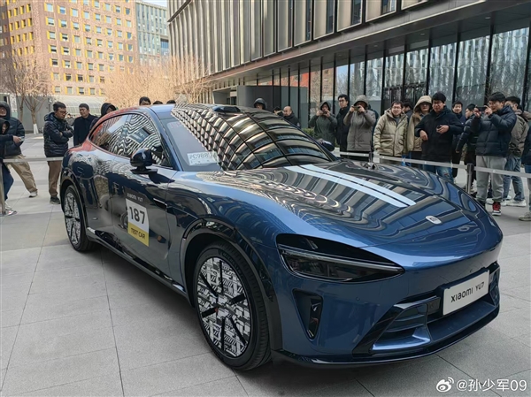 YU7搭载电车调教的晕车舒缓模式，标配静音玻璃