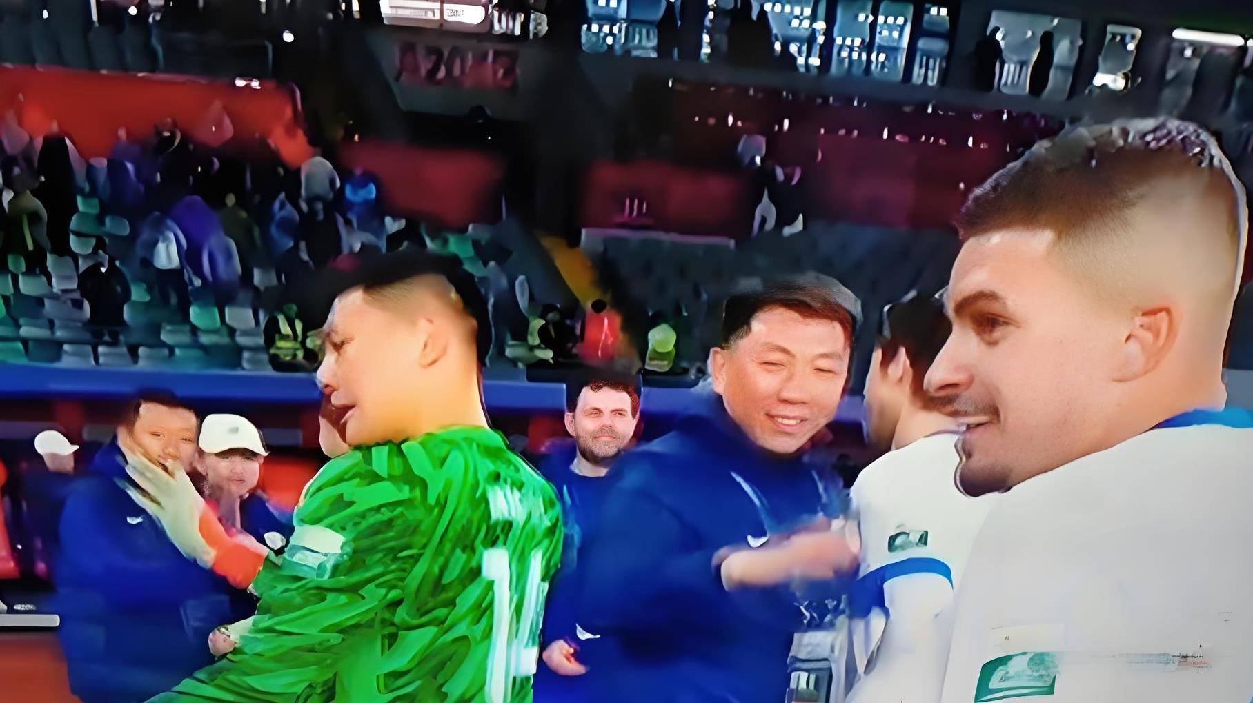 中超联赛赛况激烈，球迷热情高涨的简单介绍